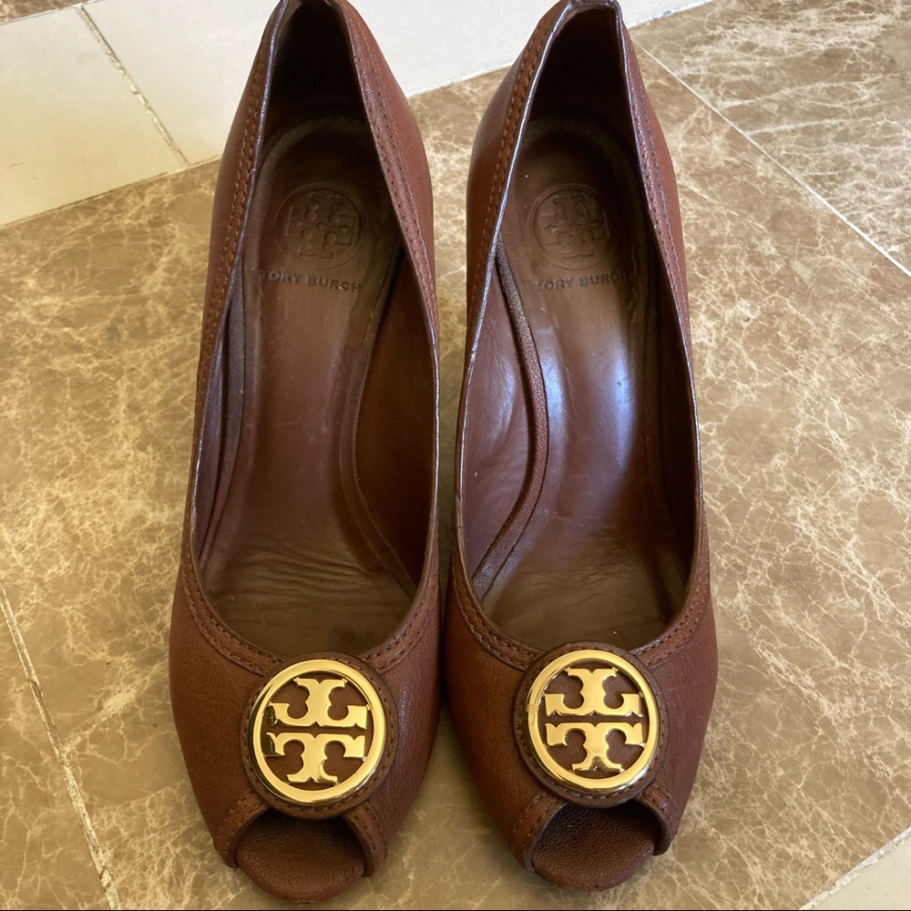 Tory Burch Benton 85 mm peep toe wedges